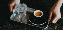 Skal man Drikke Vannet før eller etter Espressoen?